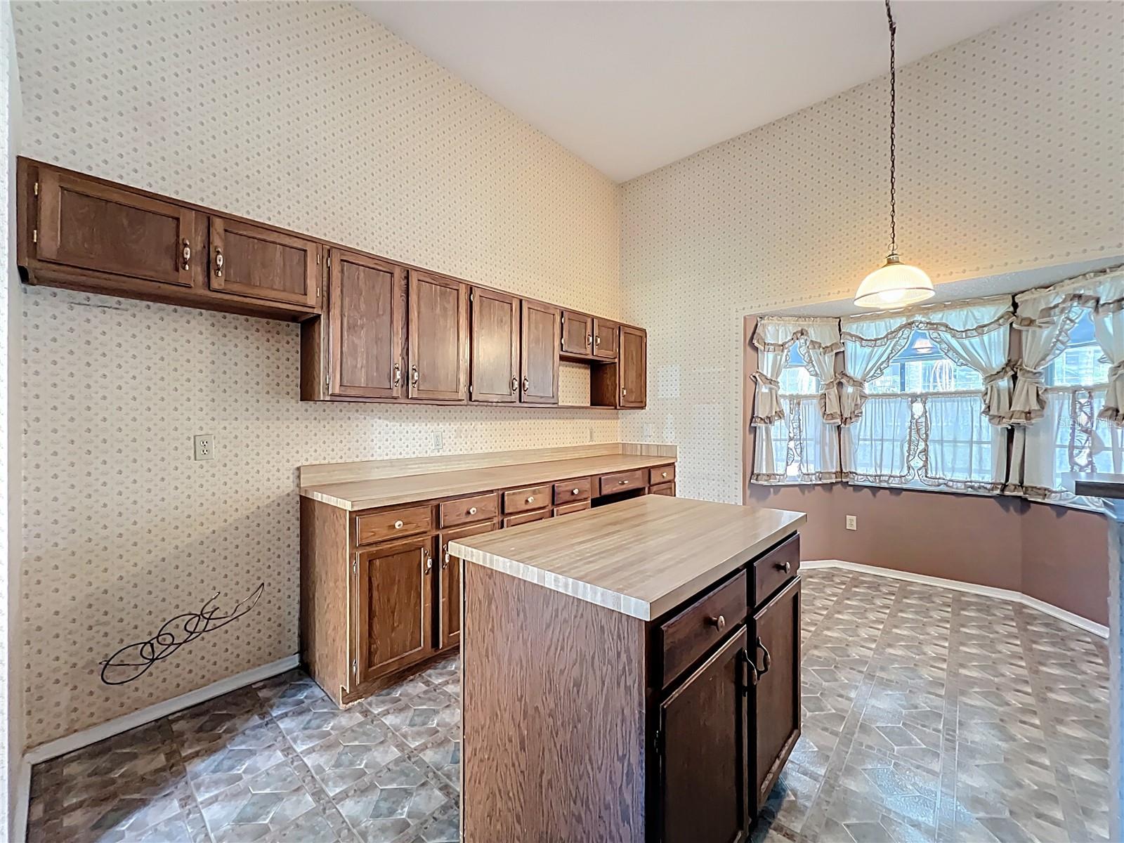 Image 18 of 41 For 306 Country View Court