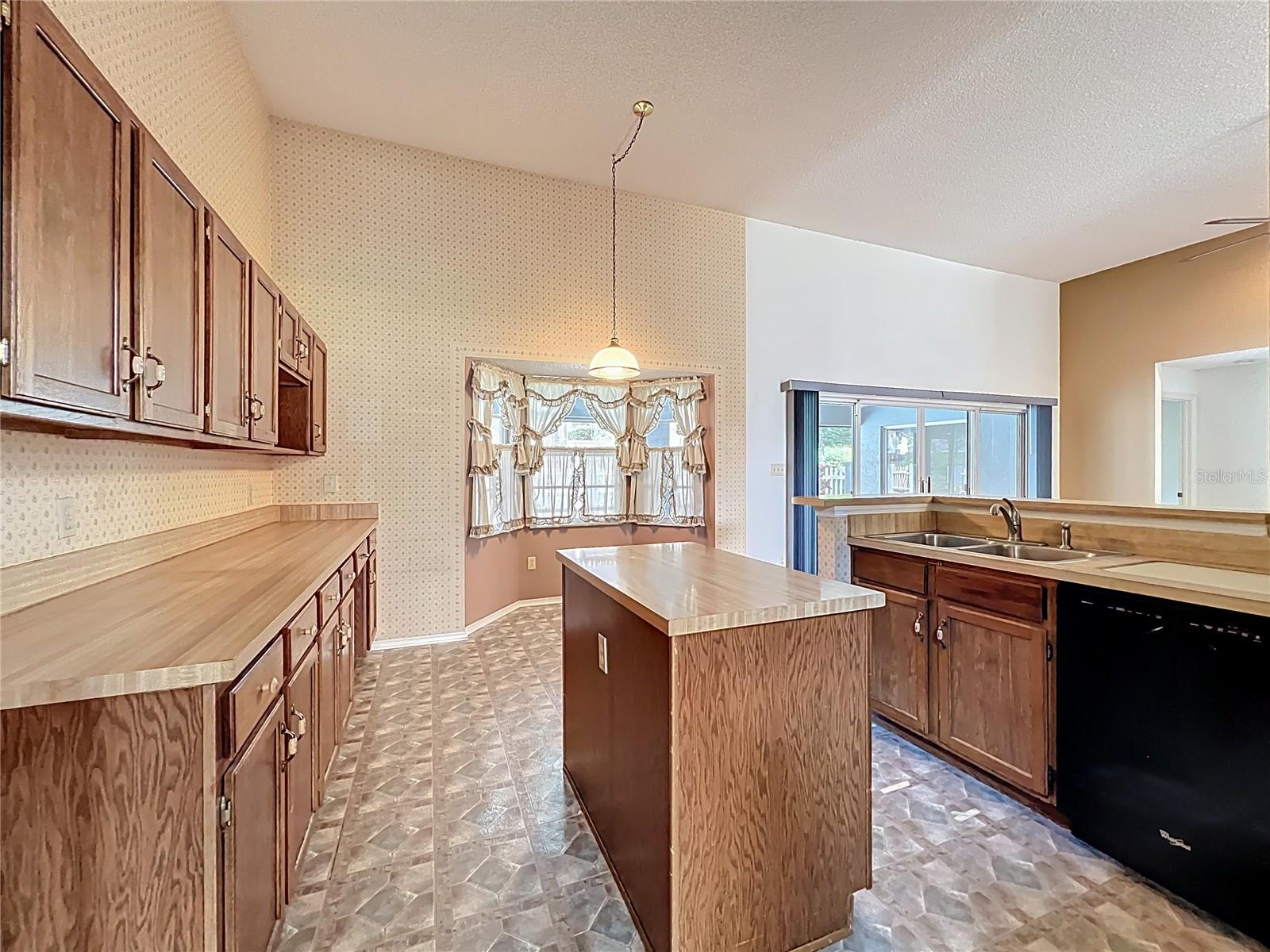 Image 19 of 41 For 306 Country View Court