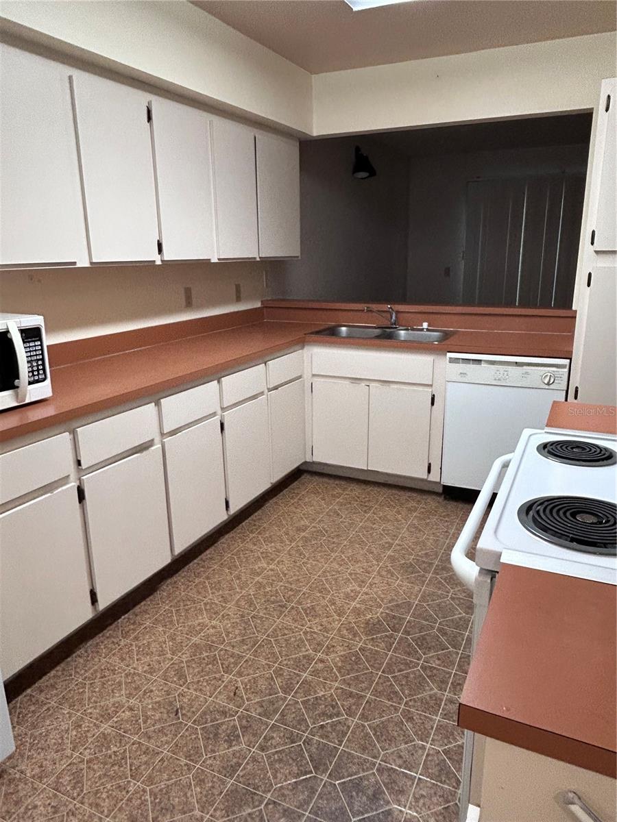 Image 4 of 29 For 714 Edgewater Drive 1a
