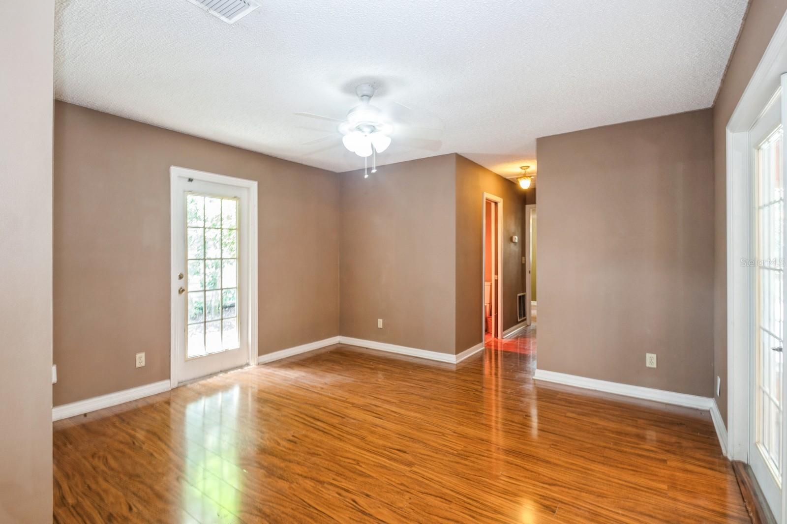 Image 23 of 47 For 8548 Shady Glen Drive