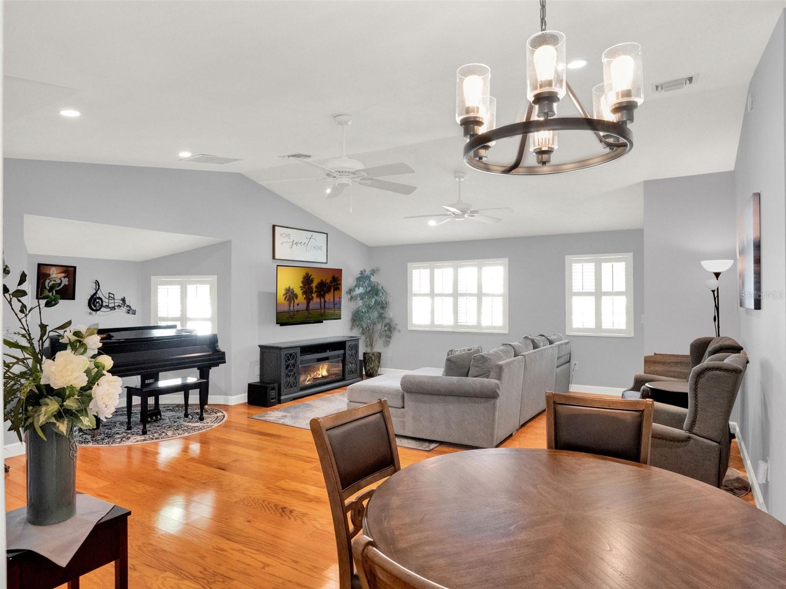 Image 10 of 72 For 16210 Lake Saunders Drive