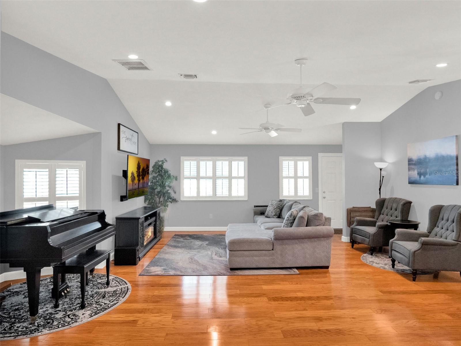 Image 6 of 72 For 16210 Lake Saunders Drive
