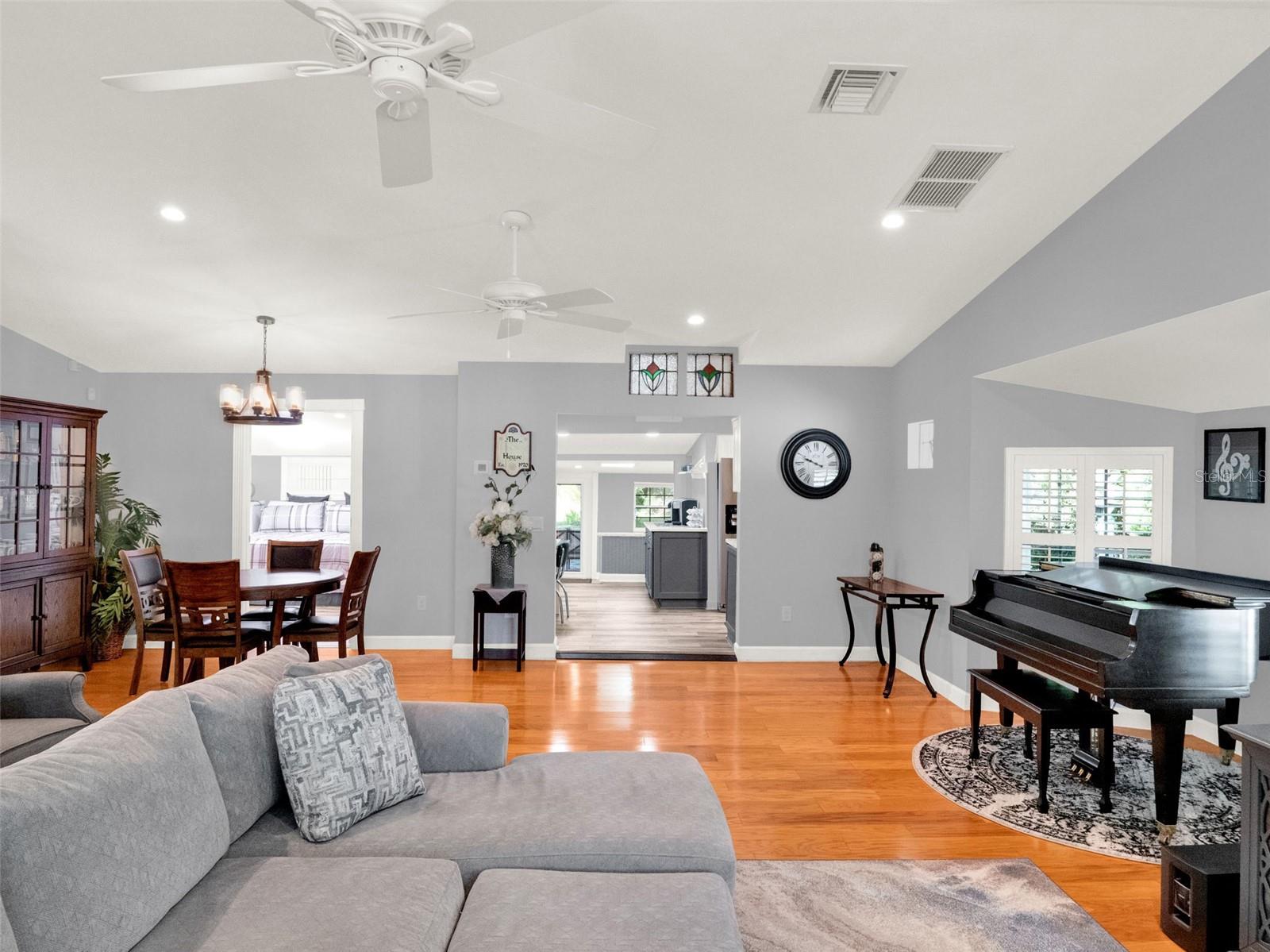 Image 8 of 72 For 16210 Lake Saunders Drive