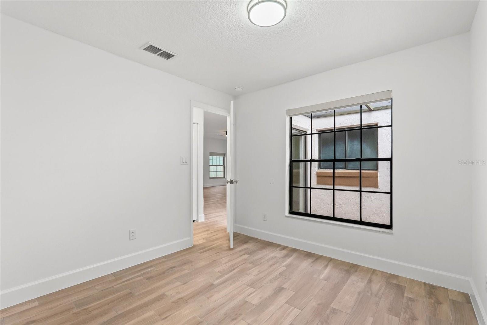 Image 18 of 29 For 5850 Plumtree Court