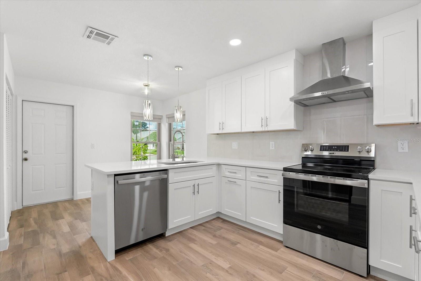 Image 21 of 29 For 5850 Plumtree Court
