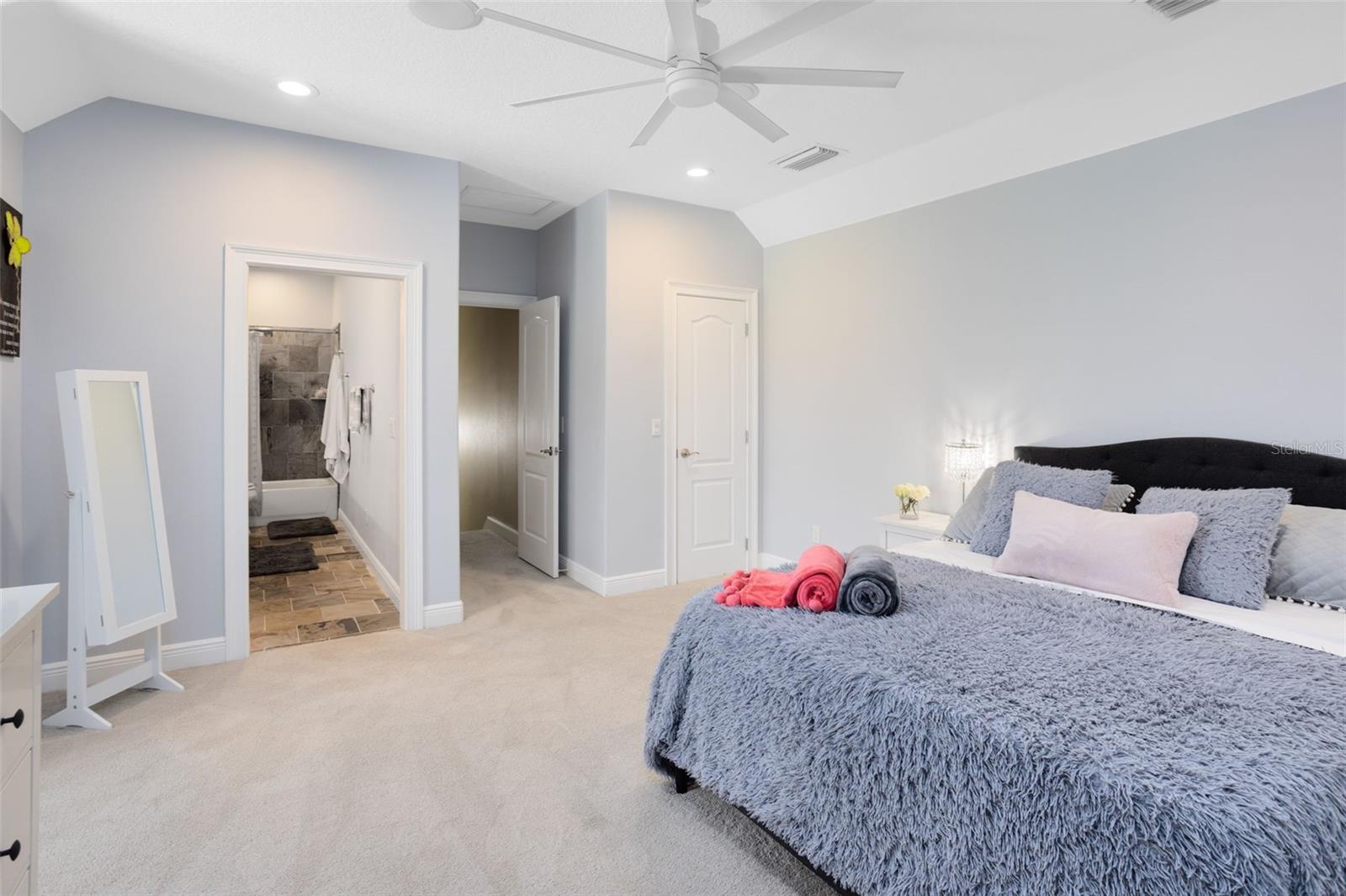 Listing photo id 14 for 5214 Phillips Oaks Lane