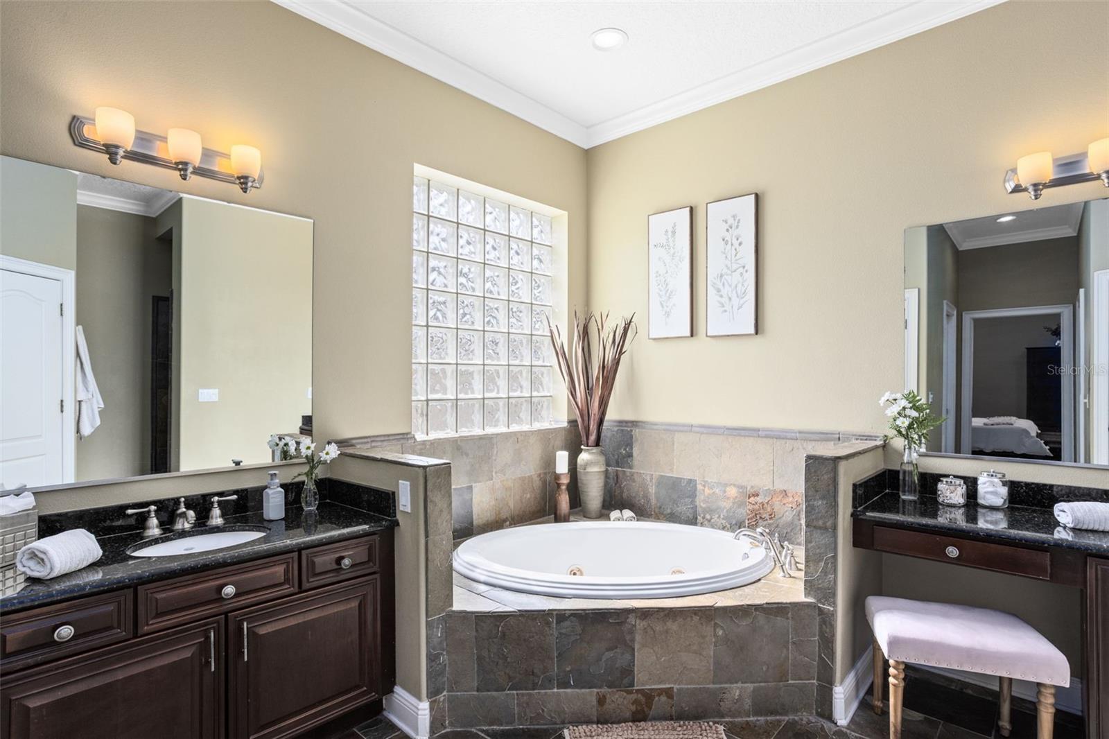 Listing photo id 7 for 5214 Phillips Oaks Lane