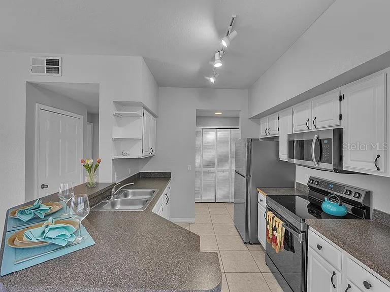 Image 9 of 18 For 6017 Westgate Drive 914
