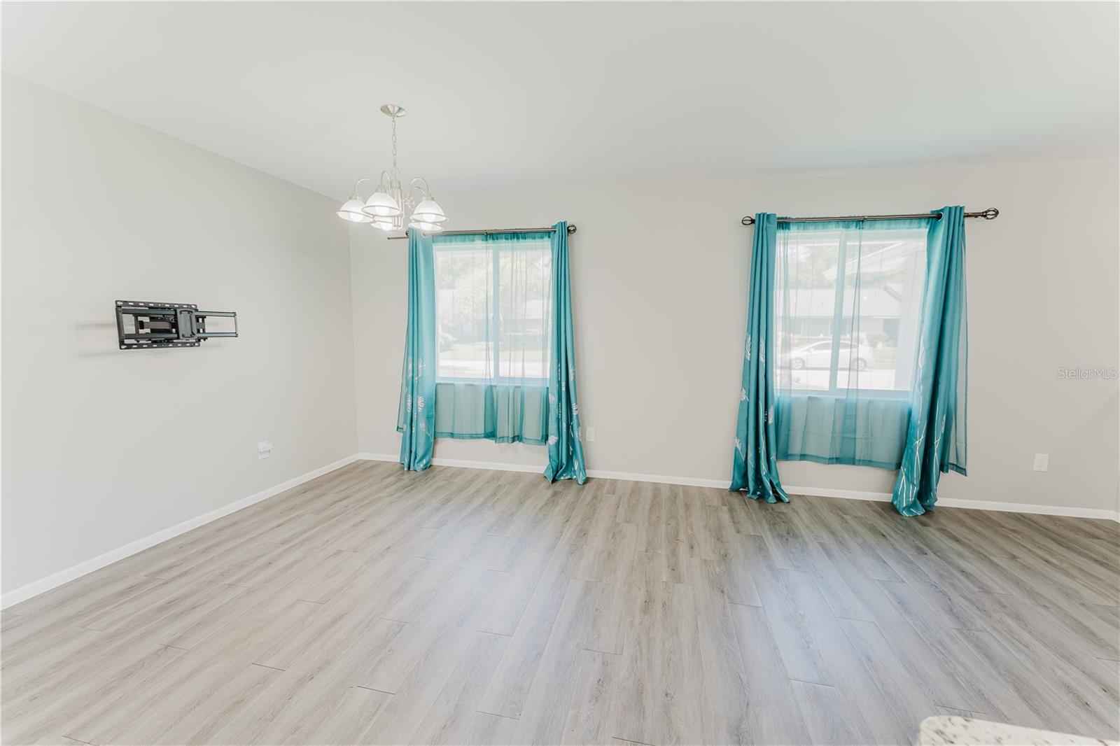 Image 9 of 41 For 225 Twelve League Circle