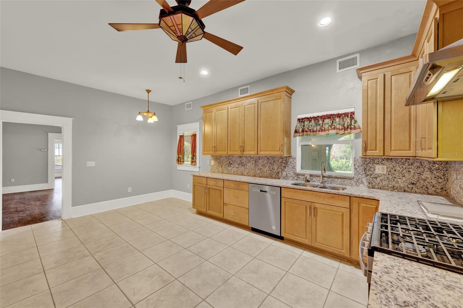 Image 26 of 43 For 211 Cassady Street