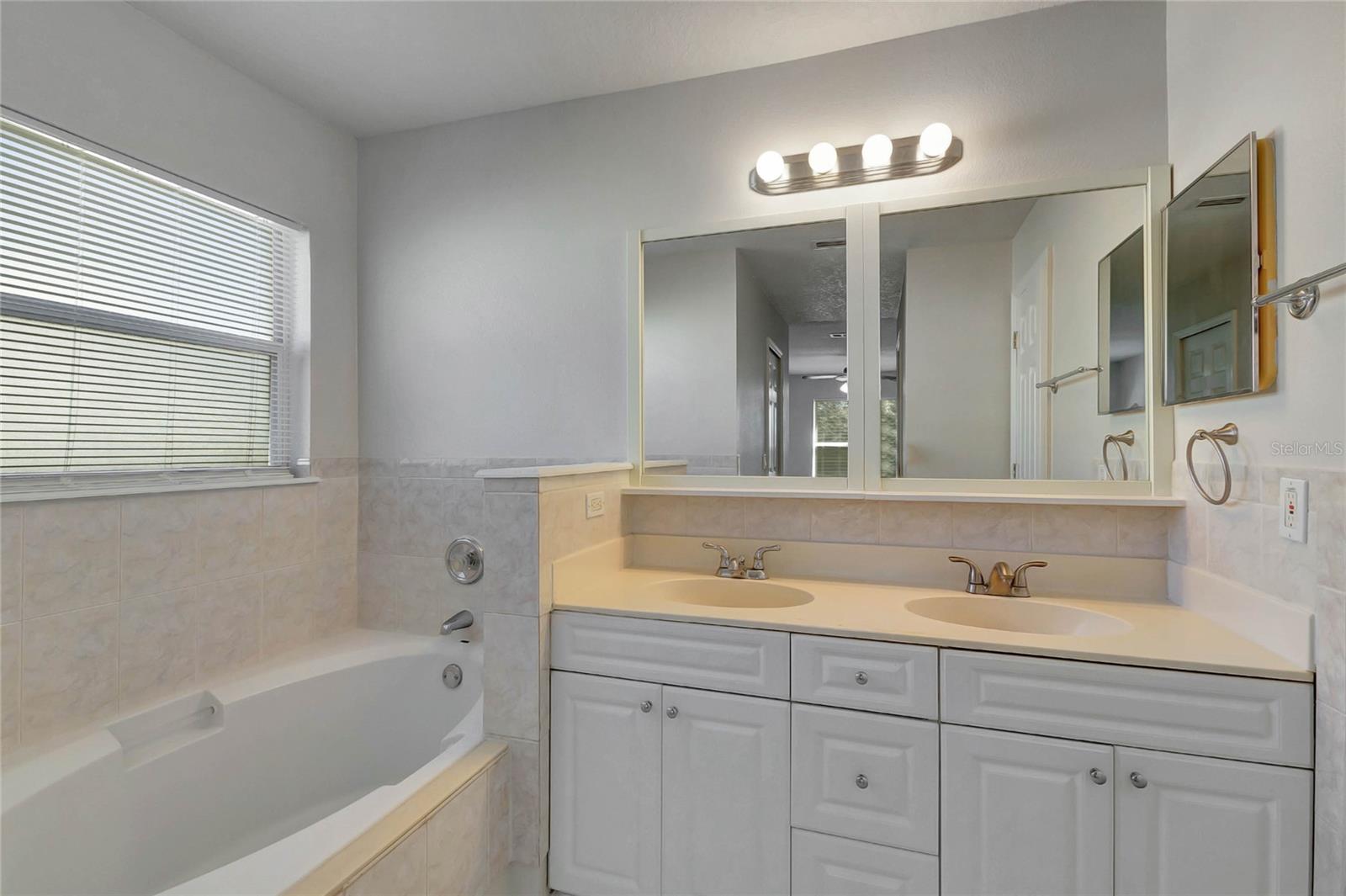 Image 28 of 48 For 849 Jarnac Drive
