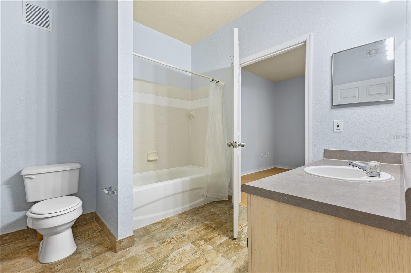 Image 19 of 28 For 6017 Westgate Drive 913