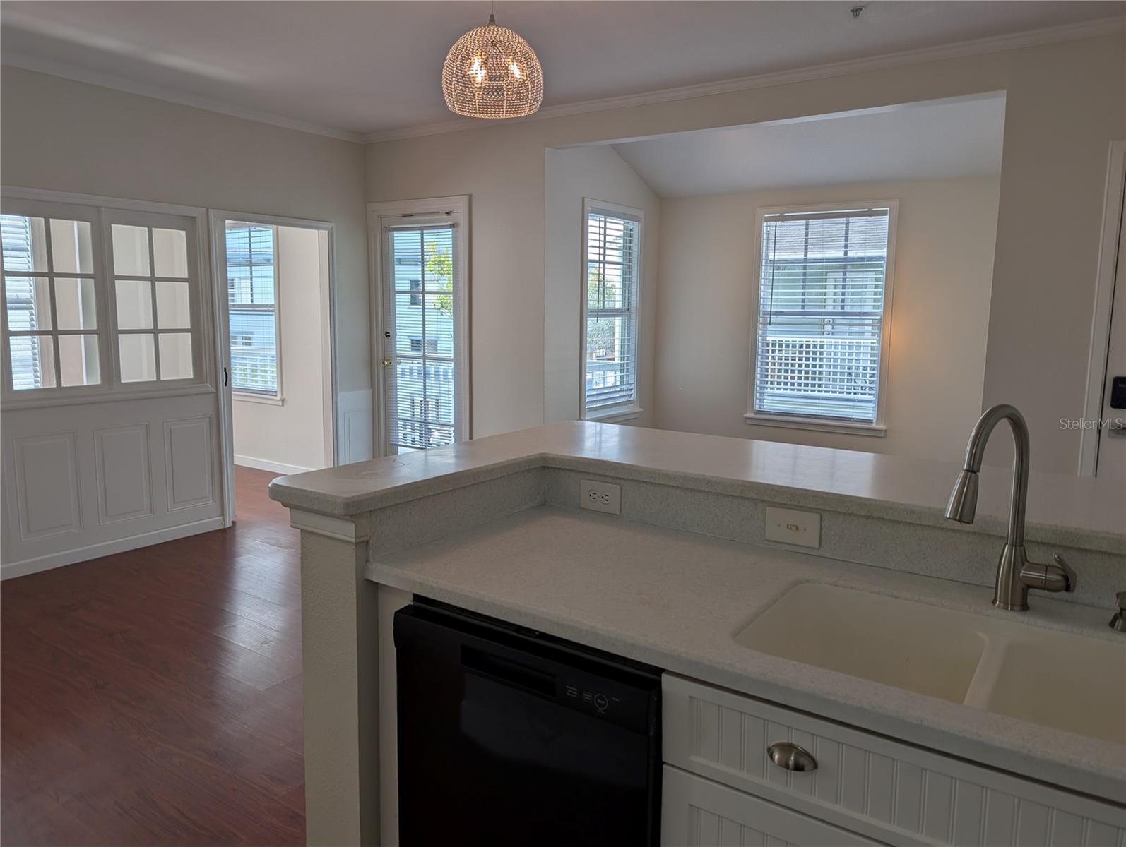 Image 8 of 17 For 611 Campus Street 320