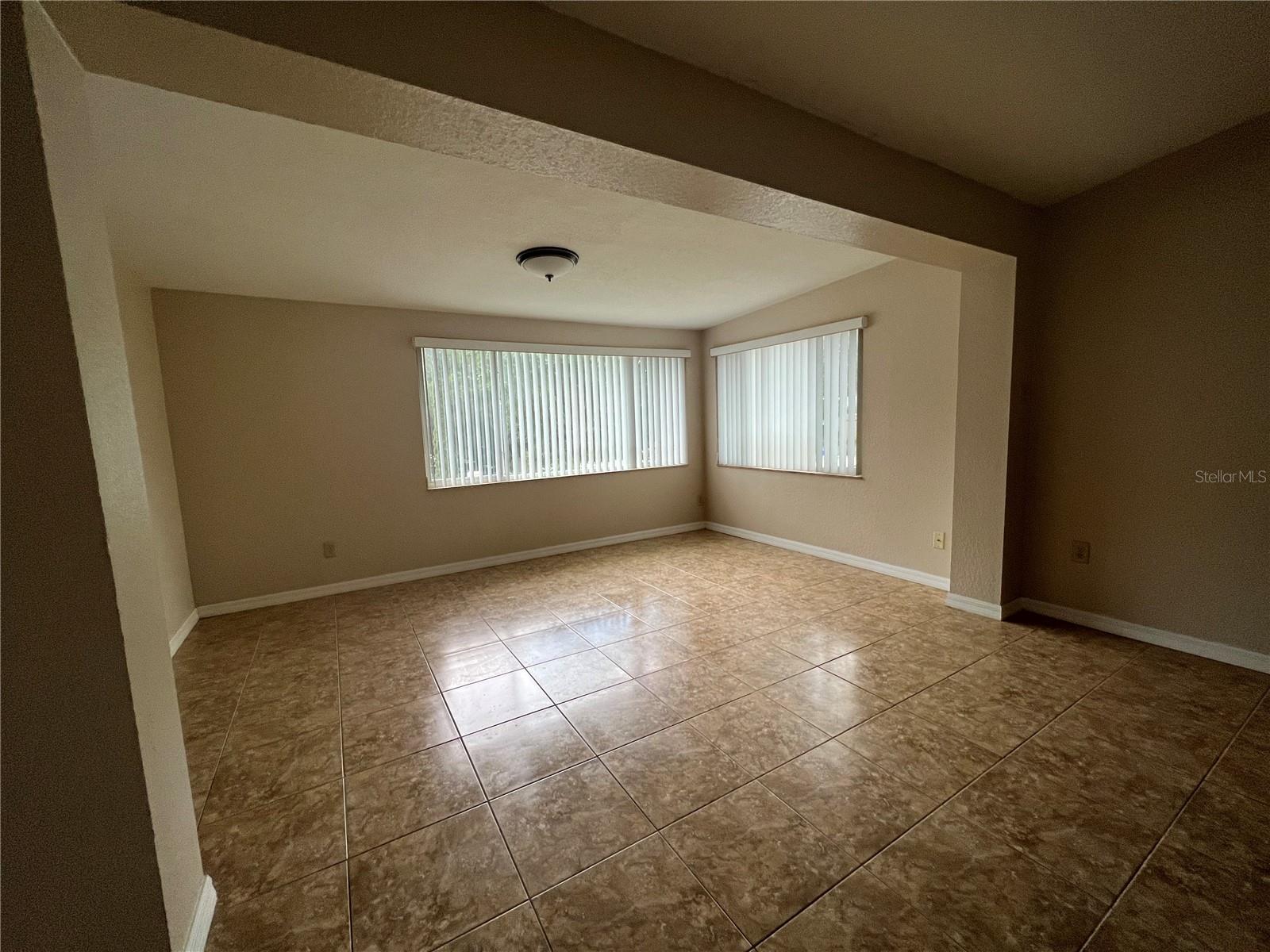 Image 3 of 11 For 1601 Lakeview Court