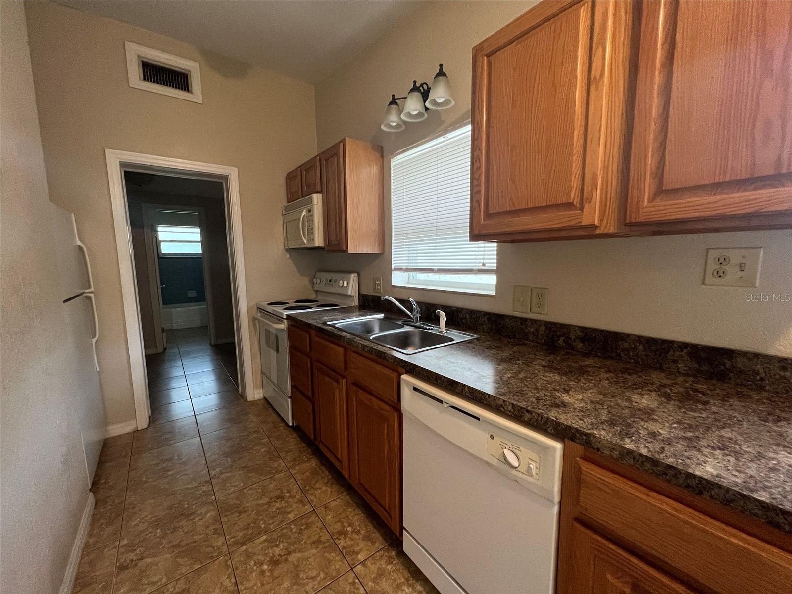Image 4 of 11 For 1601 Lakeview Court