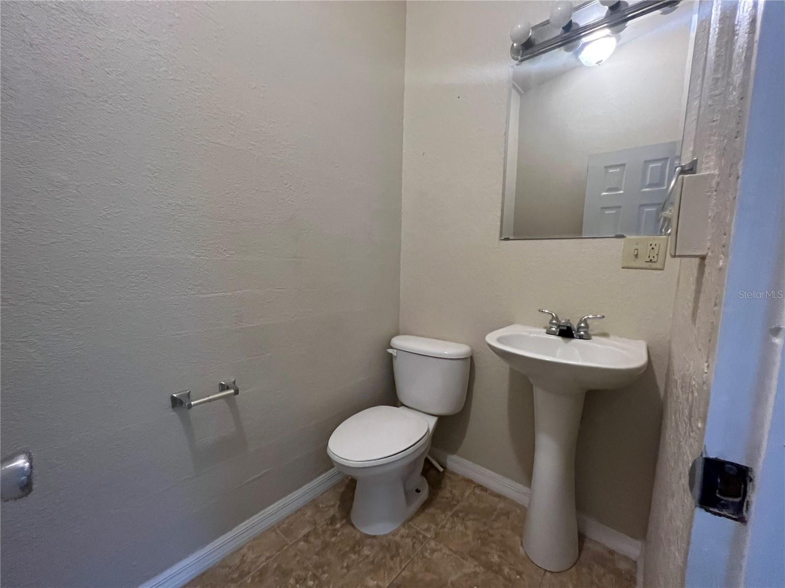 Image 5 of 11 For 1601 Lakeview Court