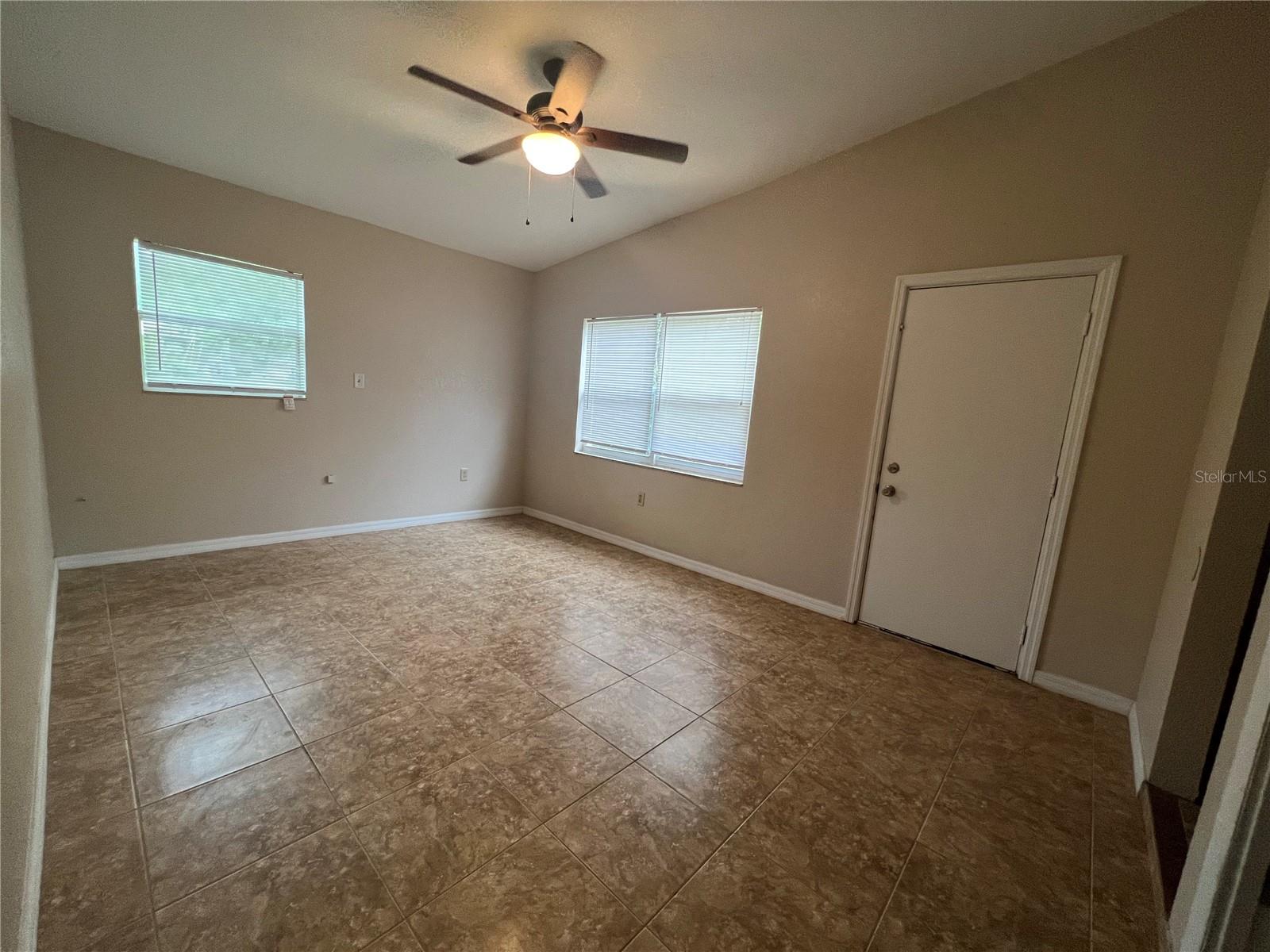 Image 7 of 11 For 1601 Lakeview Court