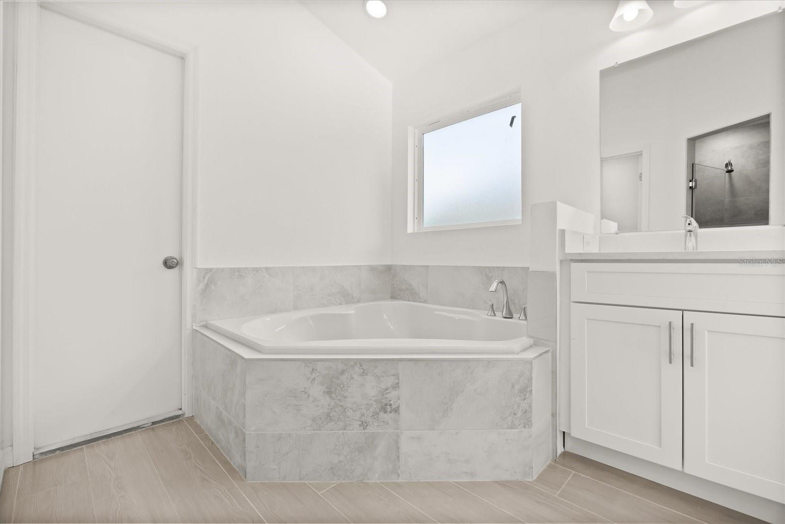 Image 19 of 34 For 531 Rhodes Drive