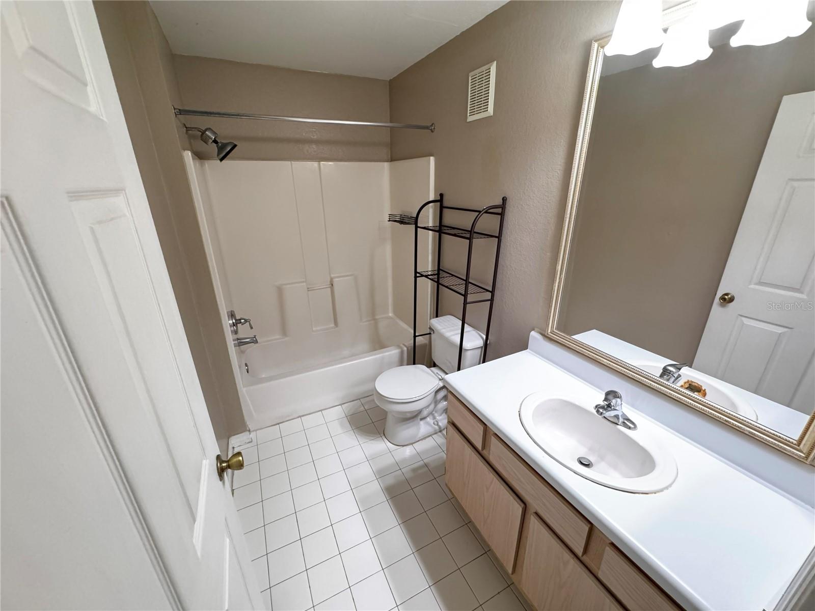 Image 11 of 19 For 5455 Vineland Road 3210