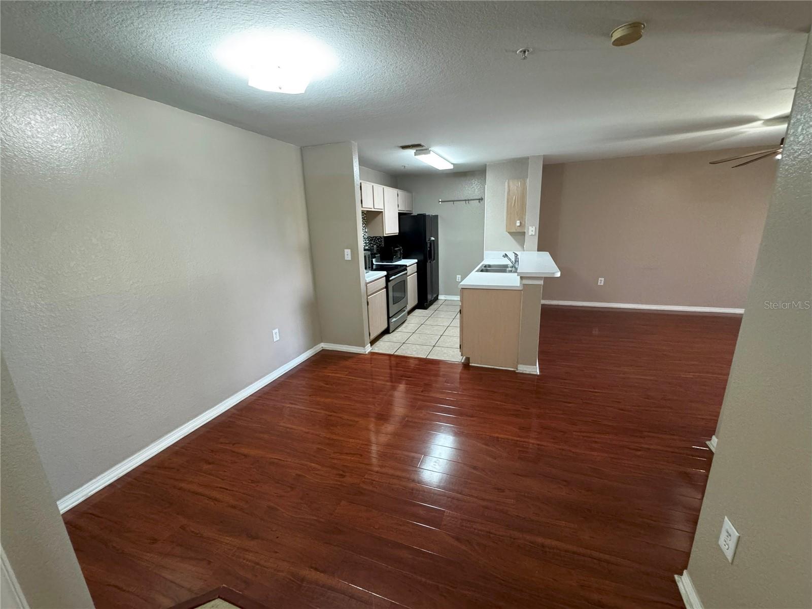 Image 4 of 19 For 5455 Vineland Road 3210
