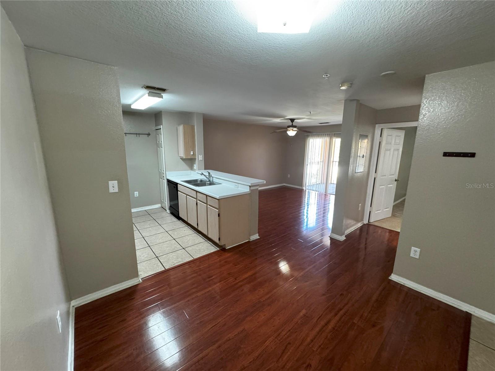 Image 5 of 19 For 5455 Vineland Road 3210