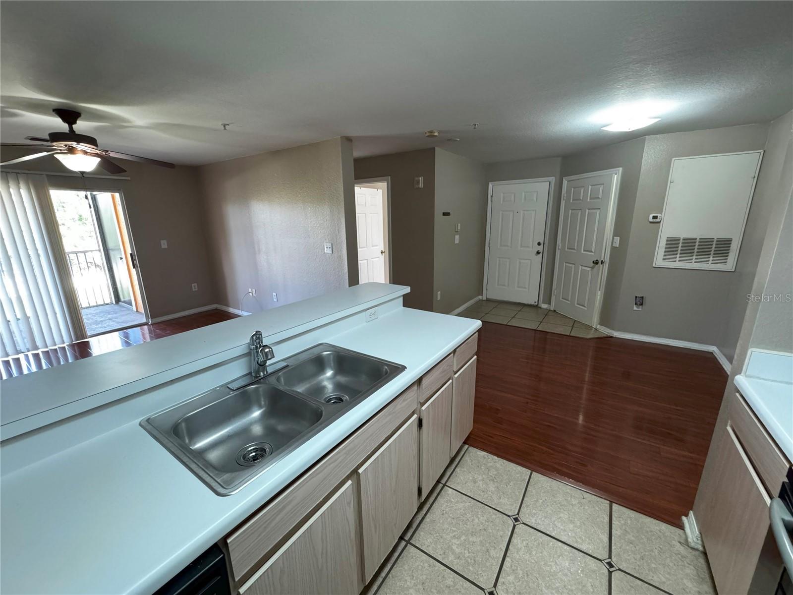 Image 7 of 19 For 5455 Vineland Road 3210