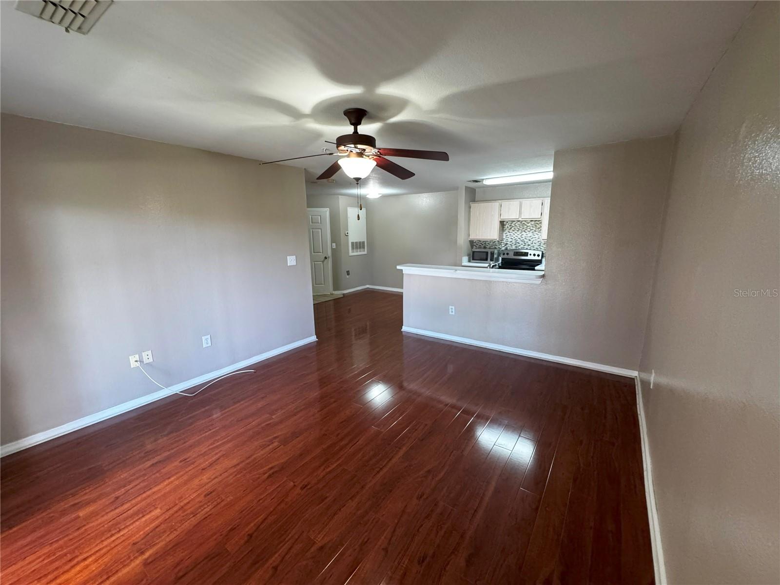 Image 8 of 19 For 5455 Vineland Road 3210