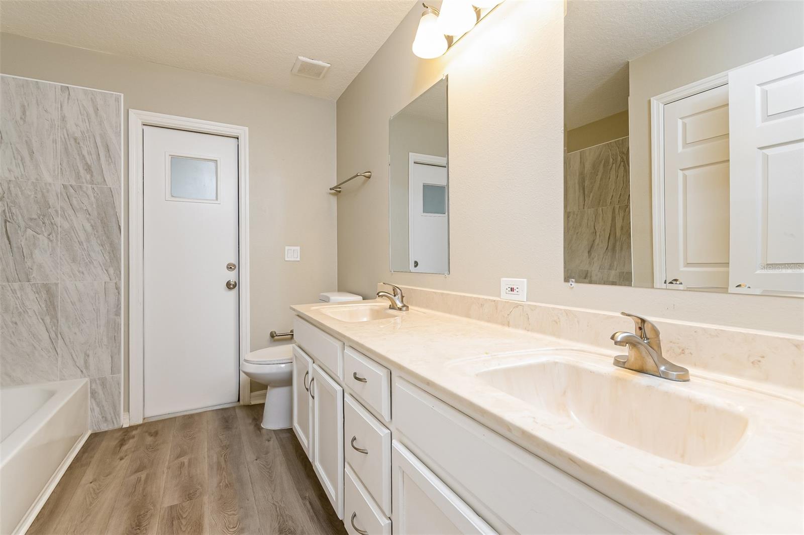 Image 18 of 21 For 14514 Greater Hills Boulevard