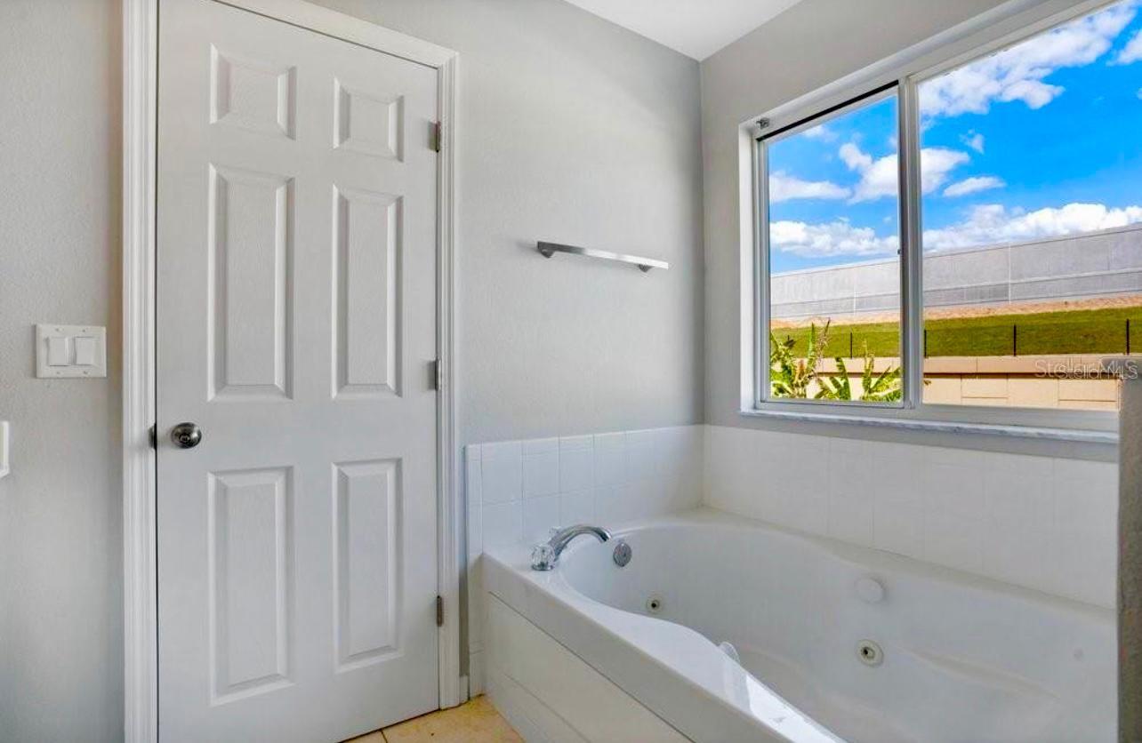 Image 11 of 29 For 14748 Tullamore Loop