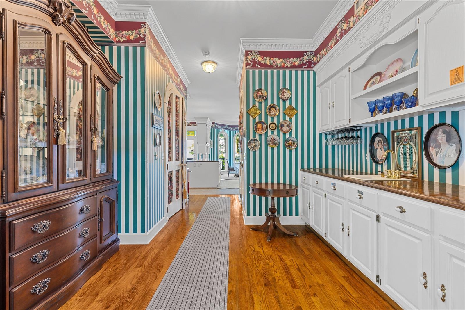 Listing photo id 11 for 6275 Halabrin Road