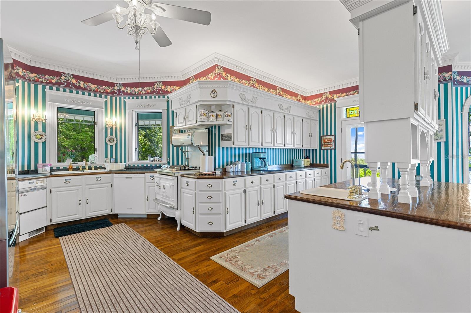 Listing photo id 13 for 6275 Halabrin Road