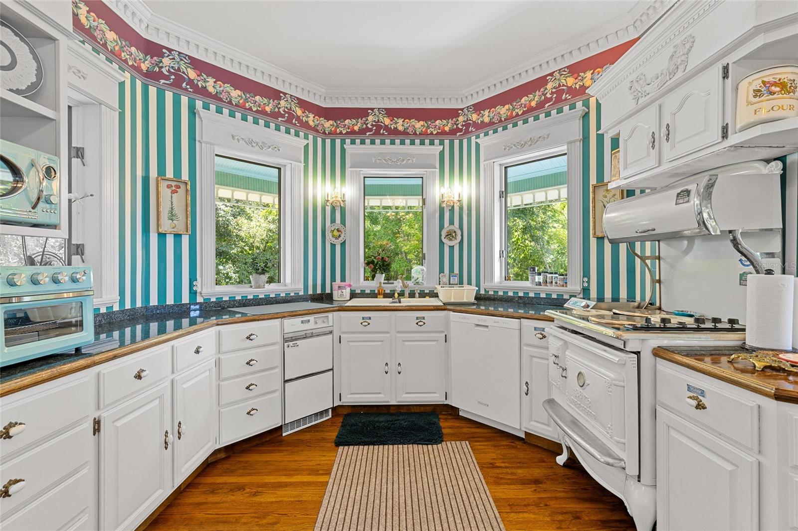 Listing photo id 14 for 6275 Halabrin Road