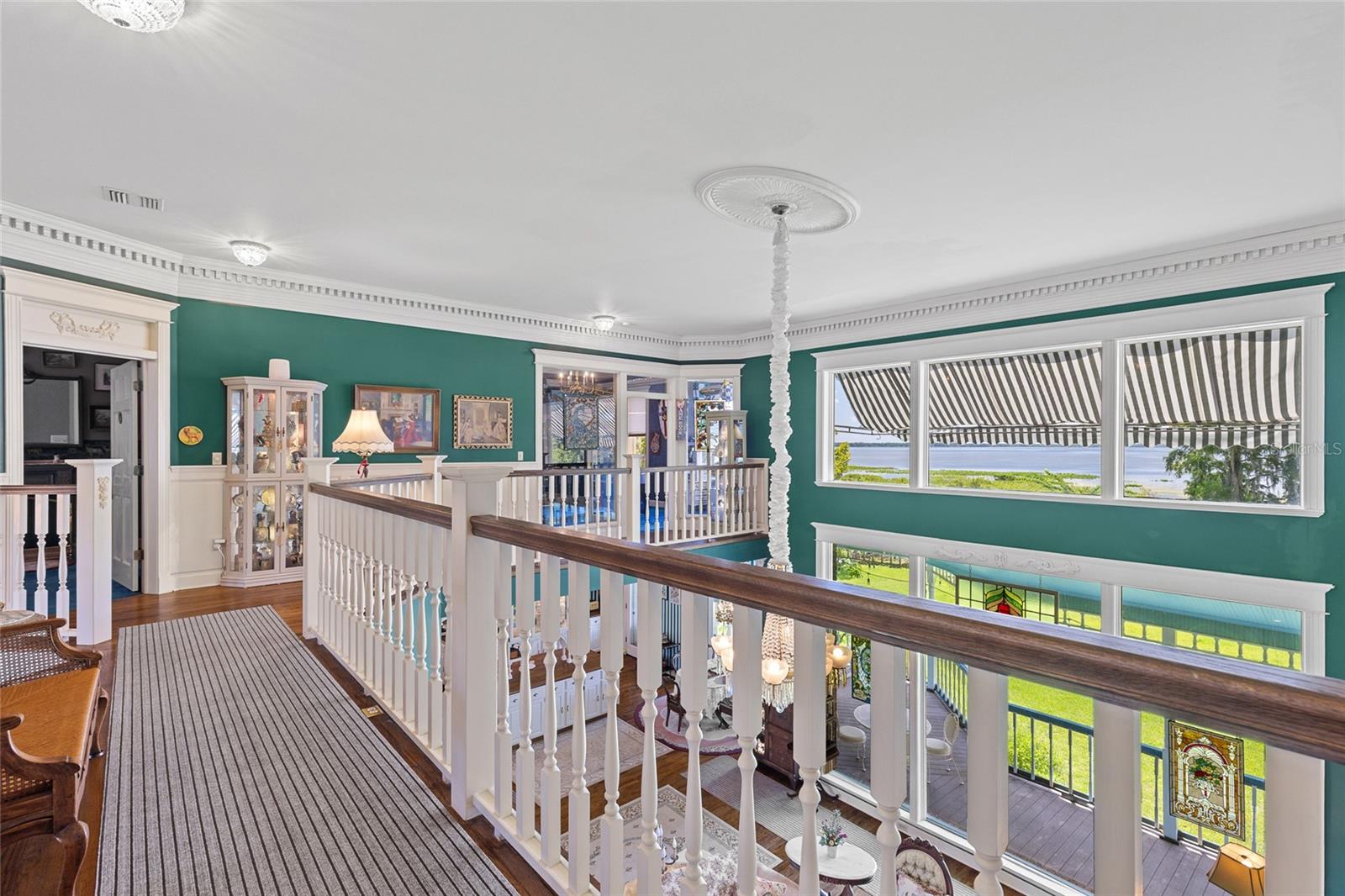 Listing photo id 37 for 6275 Halabrin Road
