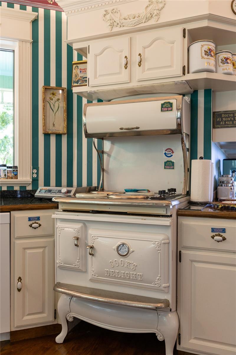 Listing photo id 56 for 6275 Halabrin Road