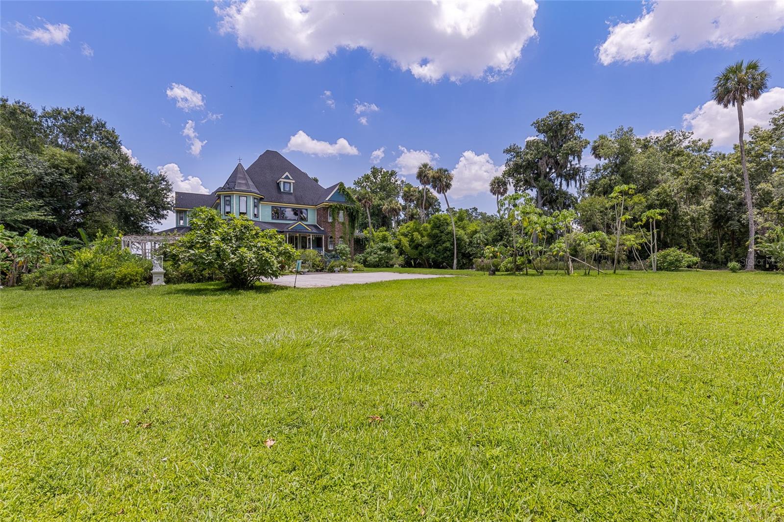 Listing photo id 68 for 6275 Halabrin Road