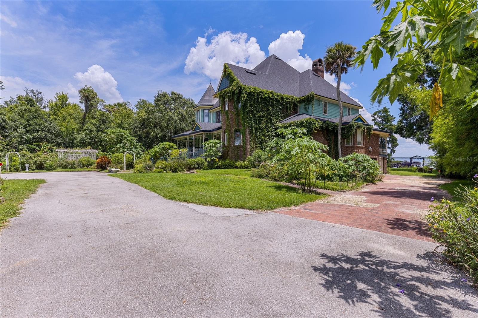 Listing photo id 69 for 6275 Halabrin Road