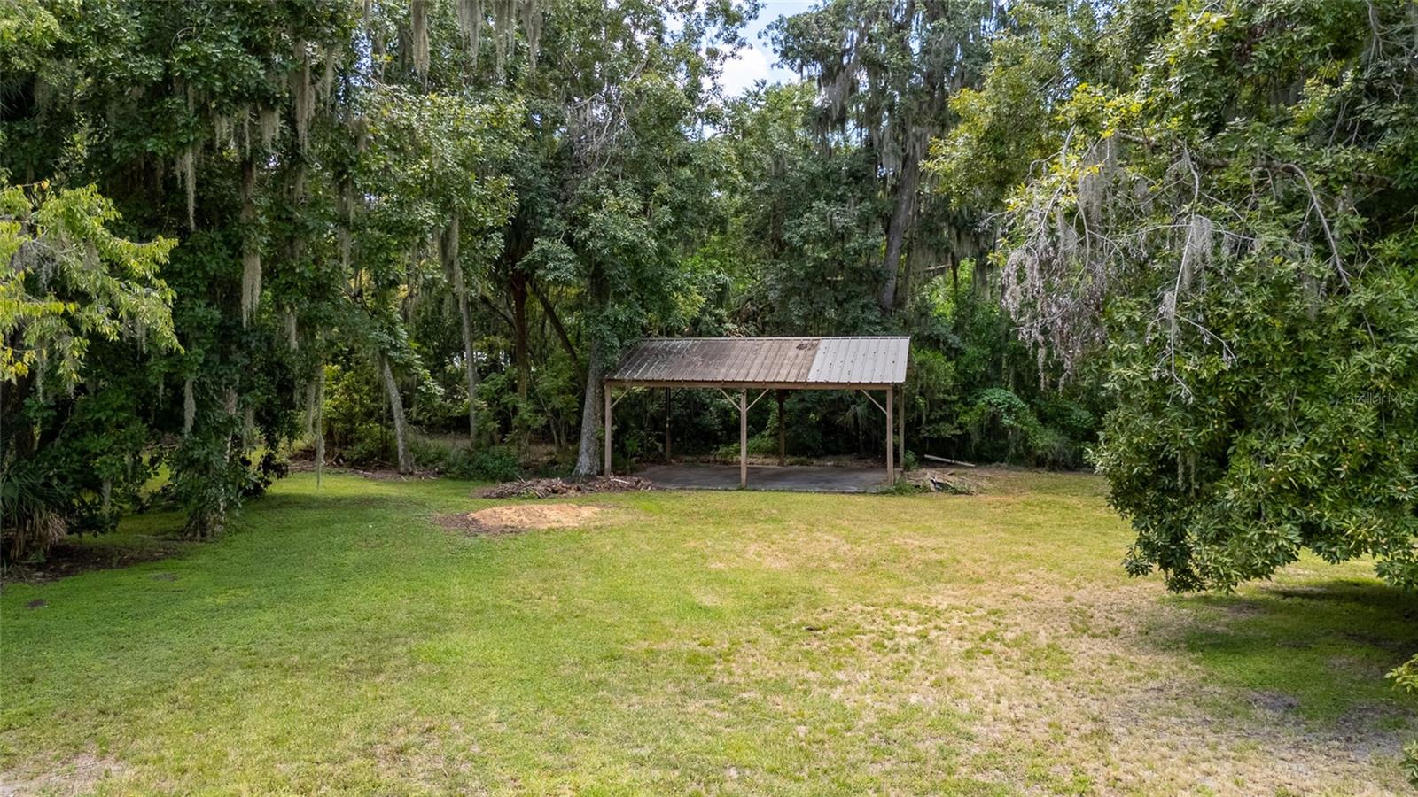 Listing photo id 77 for 6275 Halabrin Road