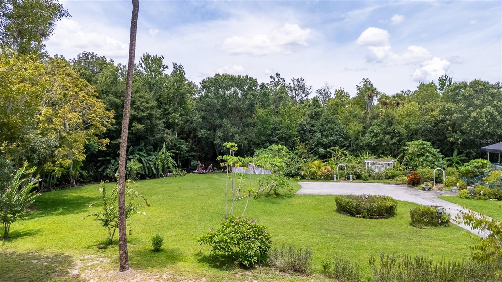 Listing photo id 78 for 6275 Halabrin Road