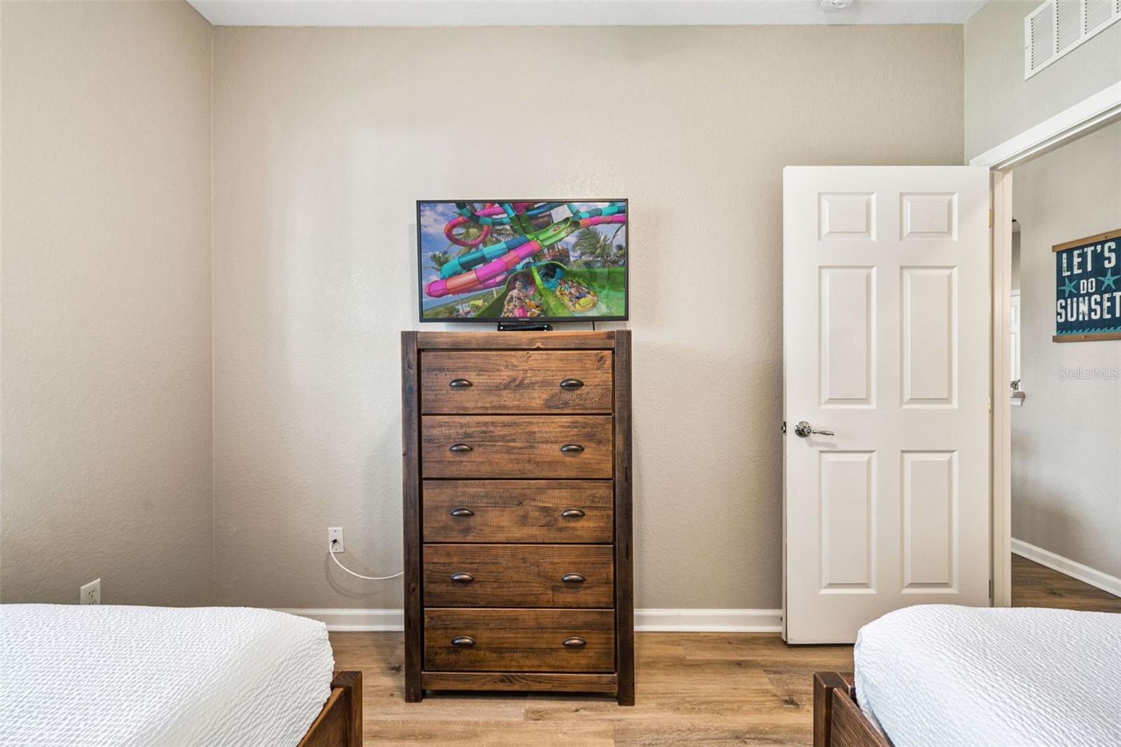 Image 12 of 40 For 4024 Breakview Drive 10404