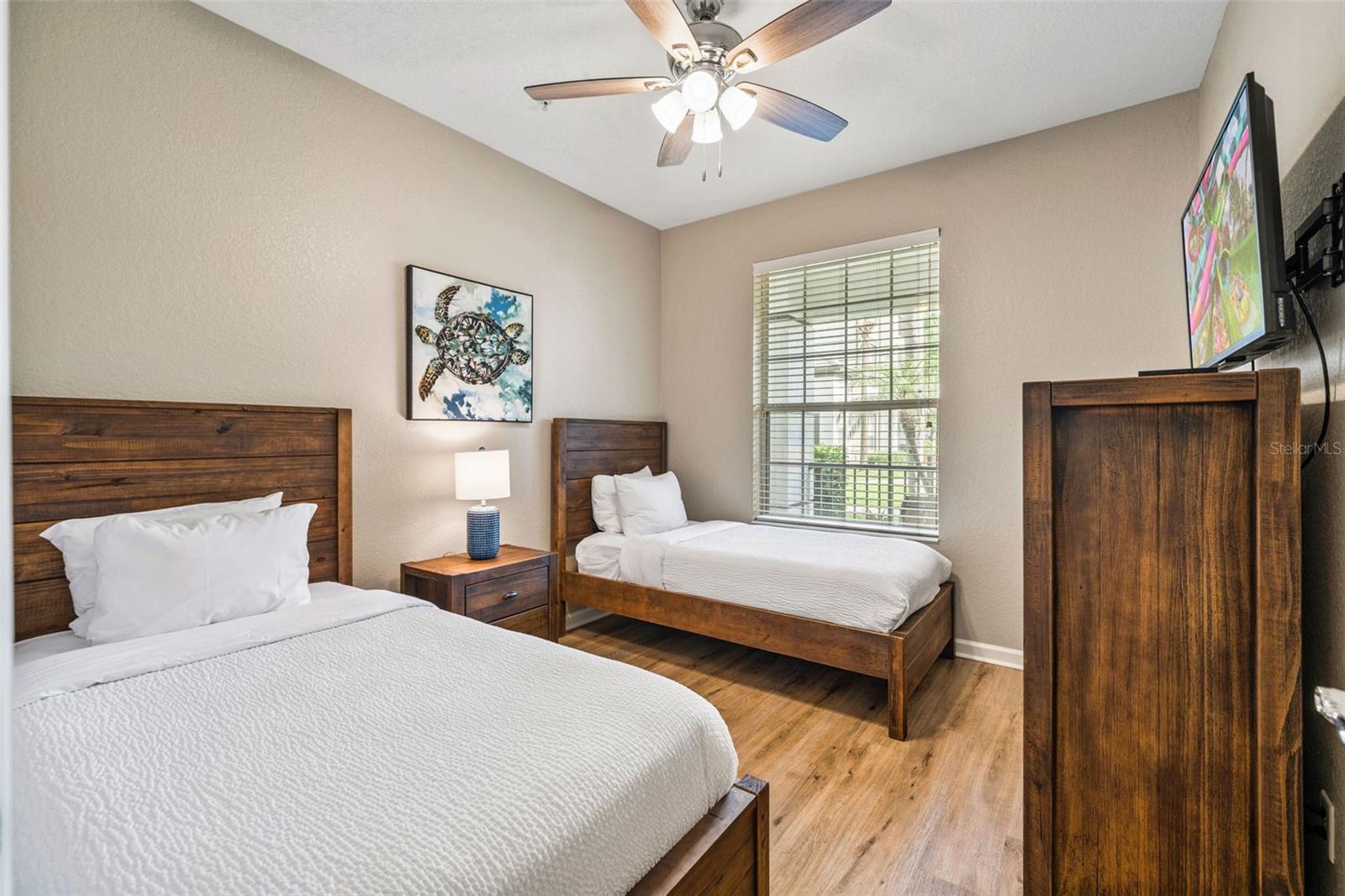 Image 13 of 40 For 4024 Breakview Drive 10404