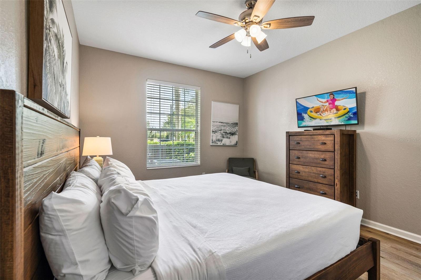 Image 5 of 40 For 4024 Breakview Drive 10404
