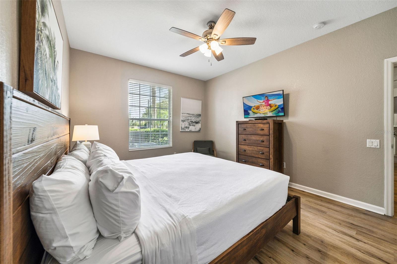 Image 6 of 40 For 4024 Breakview Drive 10404