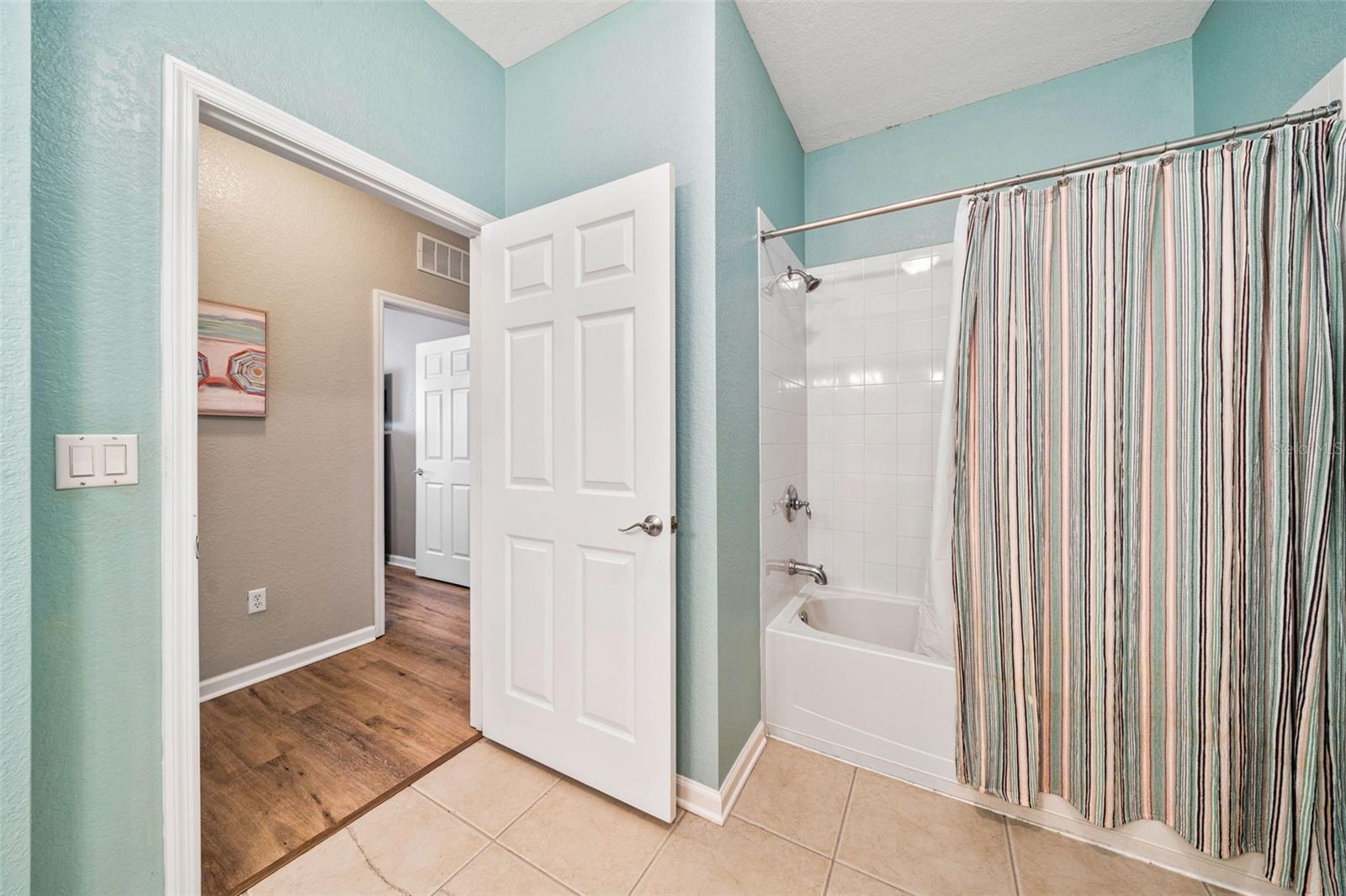 Image 8 of 40 For 4024 Breakview Drive 10404