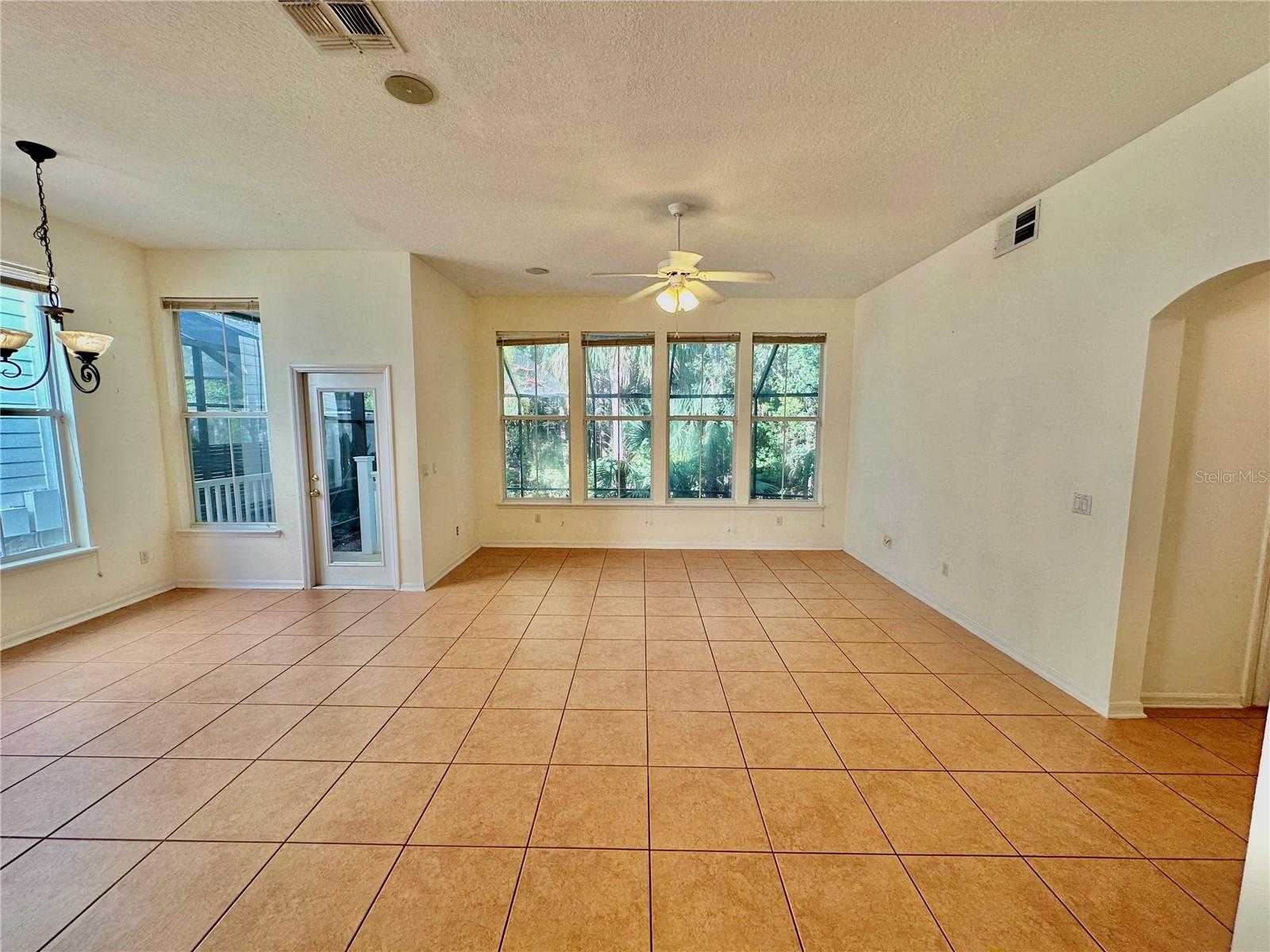 Image 4 of 14 For 814 Runner Oak Street