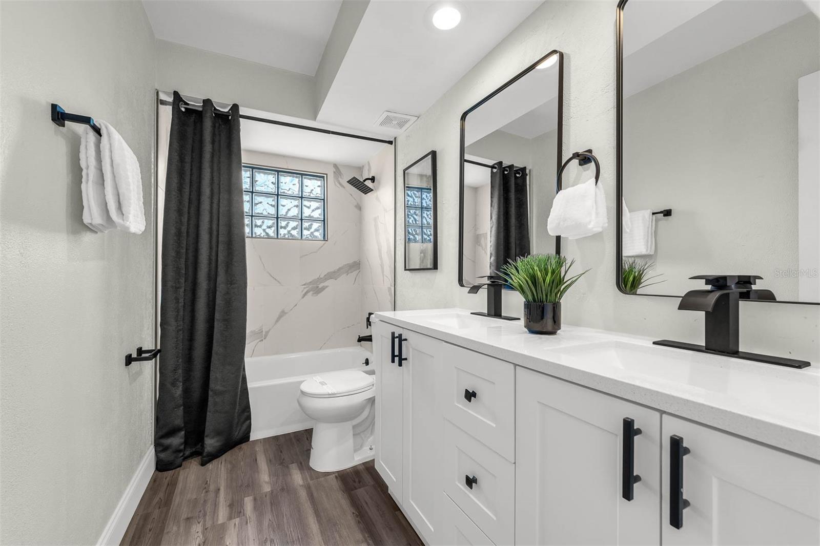 Image 22 of 31 For 112 Des Pinar Lane