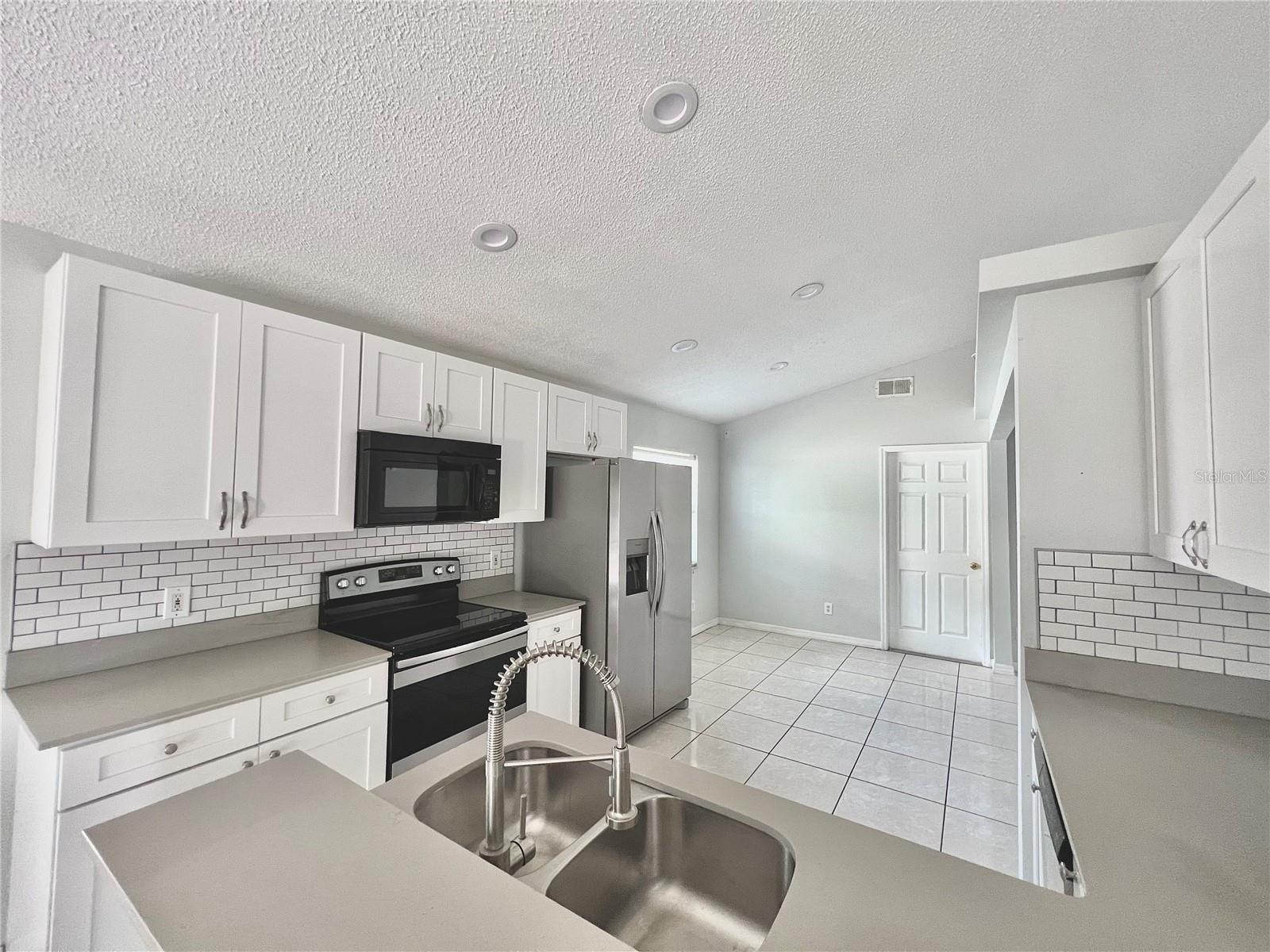 Image 4 of 12 For 1050 Pineview Court