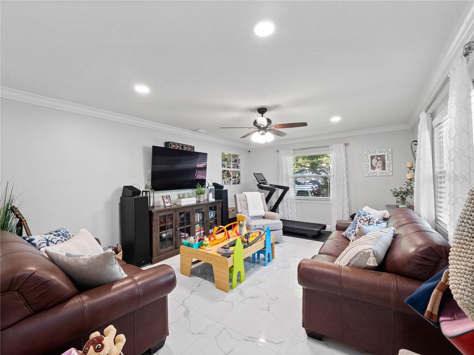 Image 7 of 32 For 910 Red Oak Court