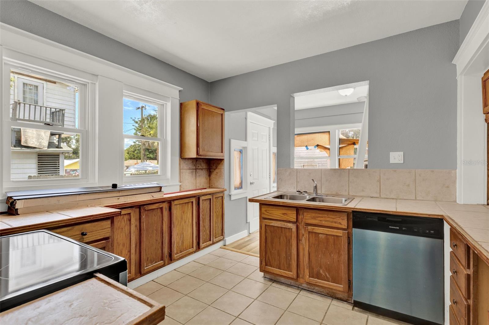 Image 7 of 20 For 611 Grove Street 1