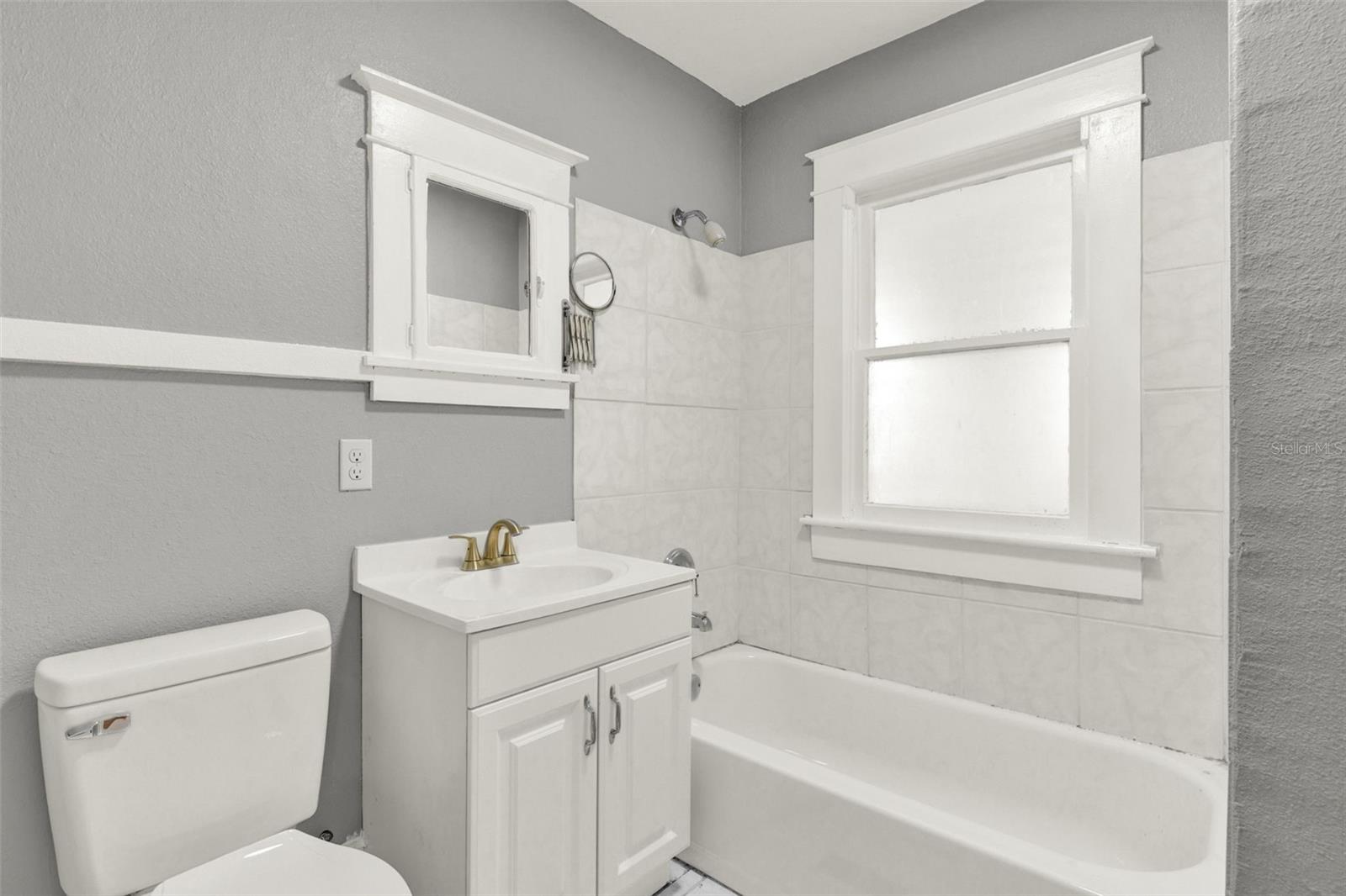Image 14 of 18 For 611 Grove Street 2