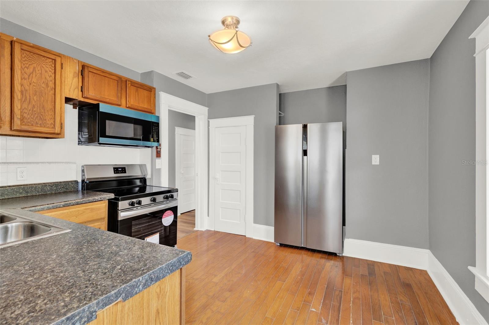 Image 4 of 18 For 611 Grove Street 2